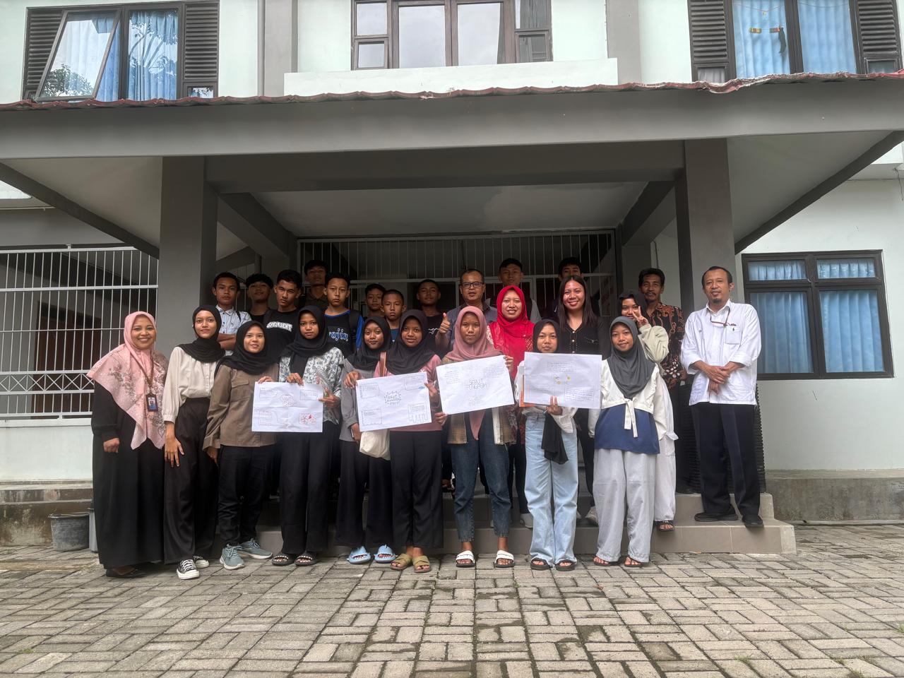 Pengabdian Masyarakat Oleh Dosen Dan Mahasiswa UNY Pelatihan Bahasa